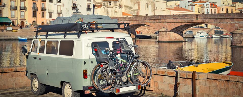 Un van est stationné près du fleuve Temo dans la ville de Bosa en Italie. [Depositphotos - Wirestock]