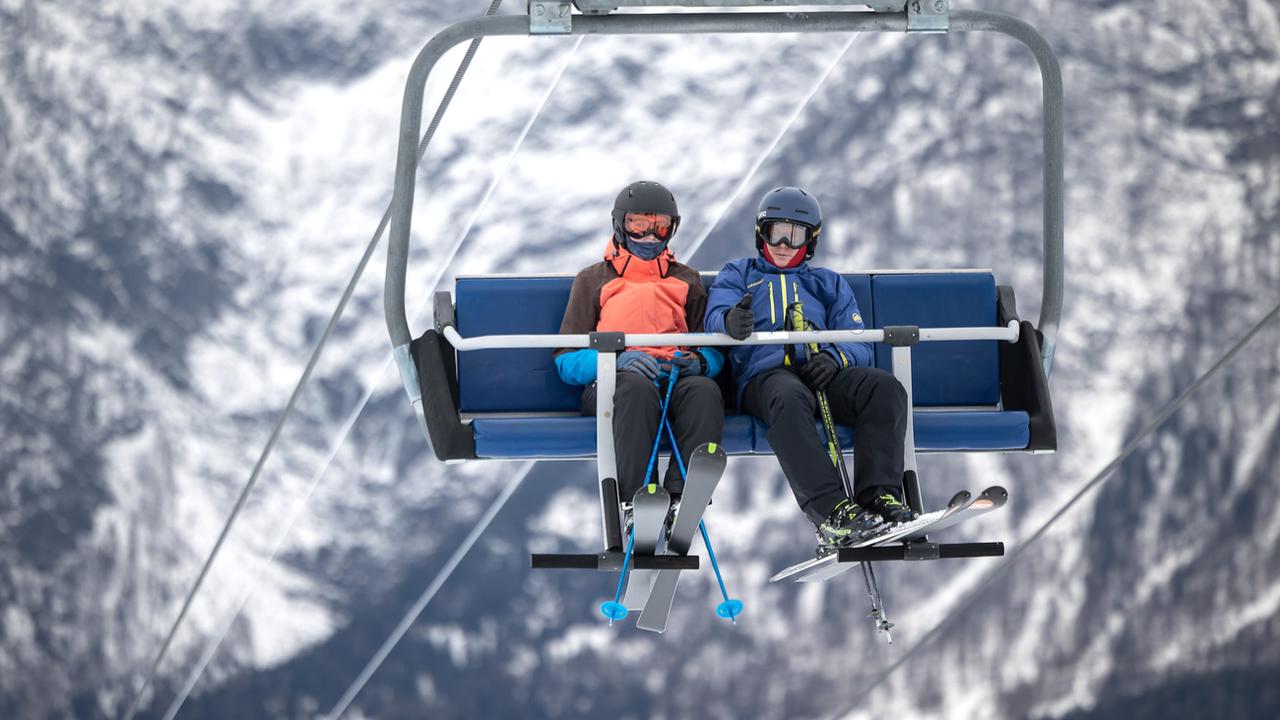 Des skieurs sur un télésiège de la station de ski de Cari au Tessin. [Massimo Piccoli]