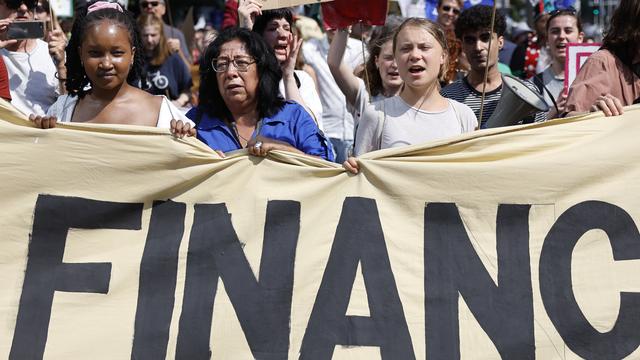 Greta Thunberg à la marche des peuples de Bâle avec quelque 500 personnes. [Keystone - Peter Klaunzer]