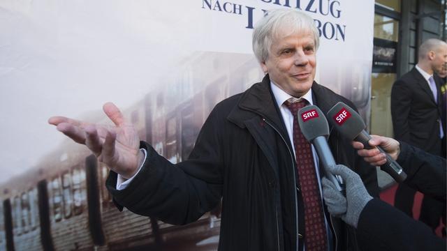 L'écrivain Peter Bieri alias Pascal Mercier lors de la première du film "Train de nuit pour Lisbonne" le 21 février 2013 à Berne. [Keystone - Marcel Bieri]