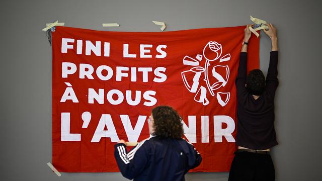 Un slogan des Jeunes socialistes lors de leur assemblée en avril 2023. [Keystone - Gian Ehrenzeller]