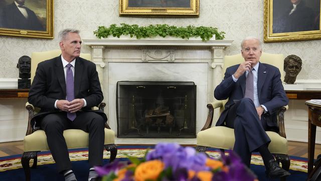 Le président américain Joe Biden rencontre Kevin McCarthy, président de la Chambre des représentants, pour discuter du plafonnement de la dette, le 22 mai 2023. [AP Photo/ Keystone - Alex Brandon]