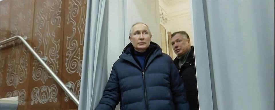 Une image officielle de Vladimir Poutine qui visite Marioupol, une ville du Donetsk en Ukraine, aujourd'hui contrôlée militairement par la Russie. [Keystone - Pool Photo via AP]