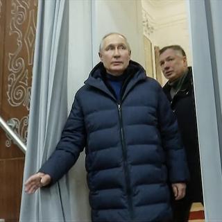 Une image officielle de Vladimir Poutine qui visite Marioupol, une ville du Donetsk en Ukraine, aujourd'hui contrôlée militairement par la Russie. [Keystone - Pool Photo via AP]