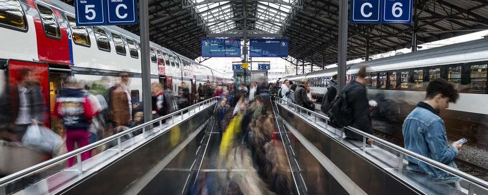 Les transports publics coûteront plus chers dès le mois de décembre. [Keystone - Jean-Christophe Bott]