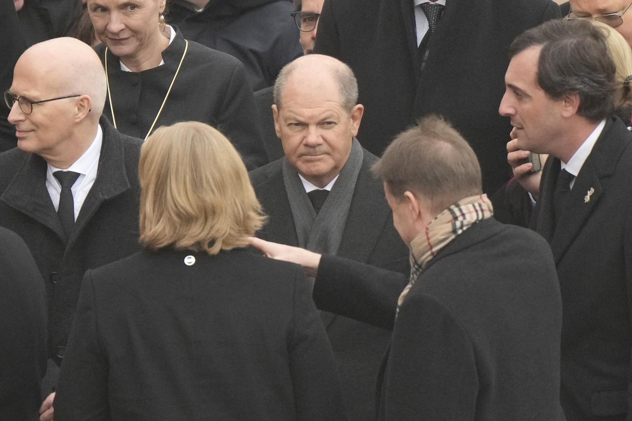 Le chancelier allemand Olaf Scholz (au centre) est présent aux funérailles de Benoît XVI. [AP Photo - Ben Curtis]