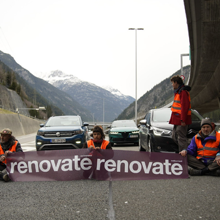 Des activistes du climat bloquent le trafic au portail nord du Gothard [Renovate Switzerland]