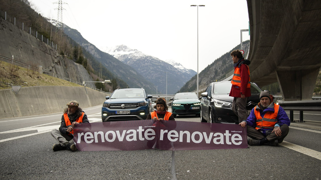 Des activistes du climat bloquent le trafic au portail nord du Gothard [Renovate Switzerland]
