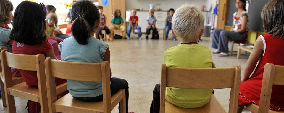 Les parents devraient voir leurs factures pour la crèche s'alléger (photo illustration). [Keystone - Georgios Kefalas]