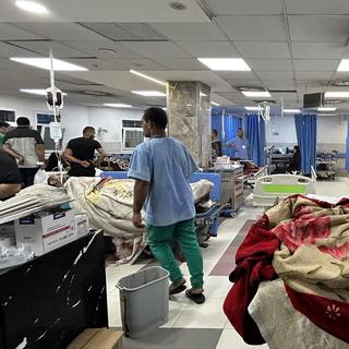 Des patients et du personnel médical sont photographiés à l'hôpital Al-Shifa dans la ville de Gaza le 10 novembre 2023. [AFP]