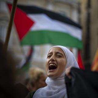 Une manifestante lors d'une marche solidaire avec la Palestine contre les attaques israéliennes sur Gaza en Espagne, 2023. [Keystone/AP Photo - Emilio Morenatti]