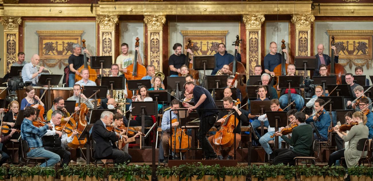 Le chef Christian Thielemann en répétition pour le concert du Nouvel An avec l'Orchestre philharmonique de Vienne le 28 décembre 2023. [Keystone - GEORG HOCHMUTH]