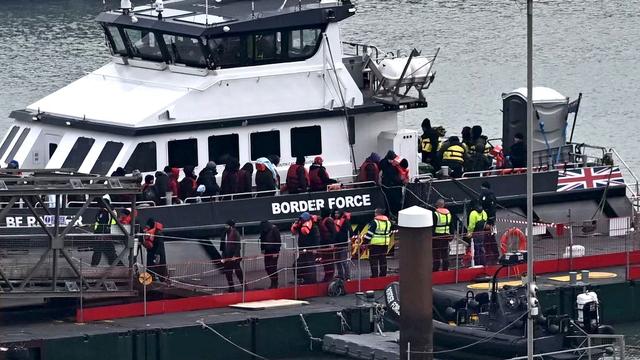 Des migrants sont escortés à terre par le navire des forces frontalières britanniques à Douvres, dans le sud-est de l'Angleterre, le 6 mars 2023, après avoir été récupérés en mer alors qu'ils tentaient de traverser la Manche. [AFP - Ben Stansall]