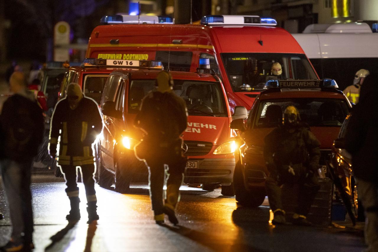 Les pompiers, la police et une équipe d'intervention spéciale (SEK) lors d'une opération à Castrop-Rauxel, dans la région allemande de Rhénanie-du-Nord-Westphalie, liée à l'arrestation d'un homme soupçonné de préparer un attentat. [KEYSTONE - Christoph Reichwein / DPA]