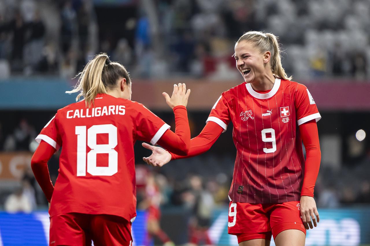 Crnogorcevic tout sourire célèbre la qualification avec Calligaris après le nul contre la Nouvelle-Zélande. [KEYSTONE - Michael Buholzer]