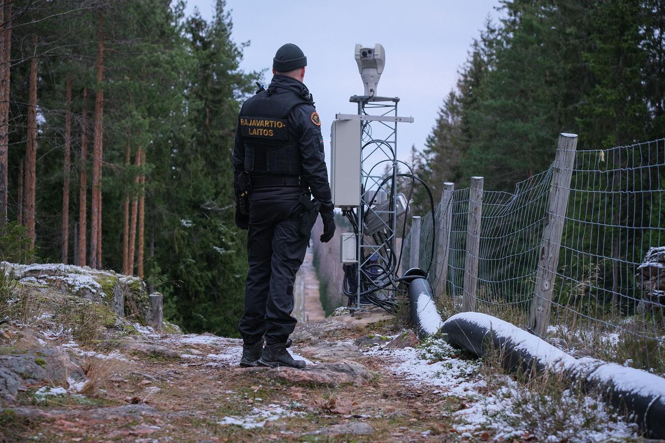 Un garde-frontière à la frontière entre le Finlande et la Russie, près d'Imatra (Finlande), le 18 novembre 2022. [AFP - Alessandro Rampazzo]