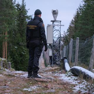 Un garde-frontière à la frontière entre le Finlande et la Russie, près d'Imatra (Finlande), le 18 novembre 2022. [AFP - Alessandro Rampazzo]