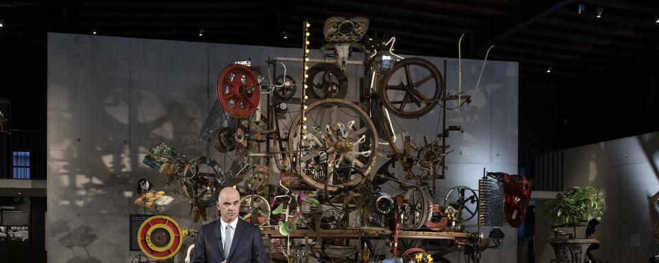 Le conseiller fédéral et président Alain Berset lors d'un discours prononcé devant l'installation "Retable" de Jean Tinguely, le 29 juillet 2023. [Keystone - Peter Schneider]