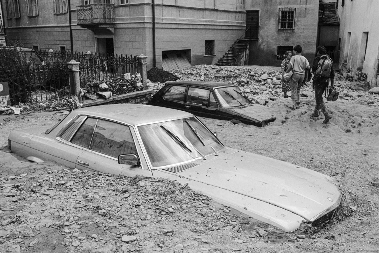 En juillet 1987, la commune de Poschiavo (GR) est dévastée par des inondations. [Keystone - Arno Balzarini]