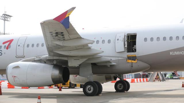 Vendredi, un passager d'un vol d'Asiana Airlines a ouvert une issue de secours en pleine phase d'atterrissage. [EPA/Keystone - Yonhap South Korea Out]