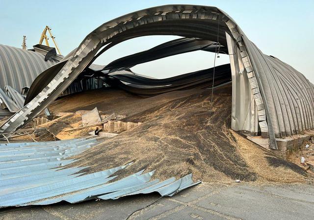 Un entrepôt de céréales détruit par des frappes russes dans un port de la région d'Odessa. [KEYSTONE - Keystone/EPA/Odesa Regional Administration handout]