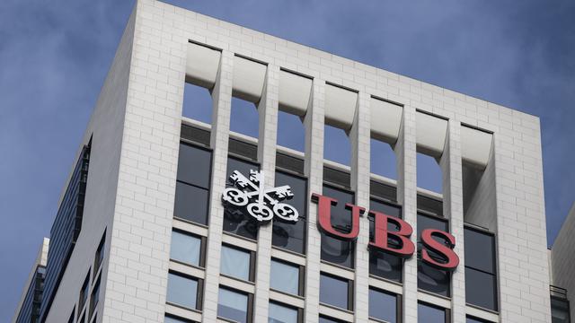 Le logo d'UBS sur un bâtiment. [Keystone - DPA/Boris Roessler]