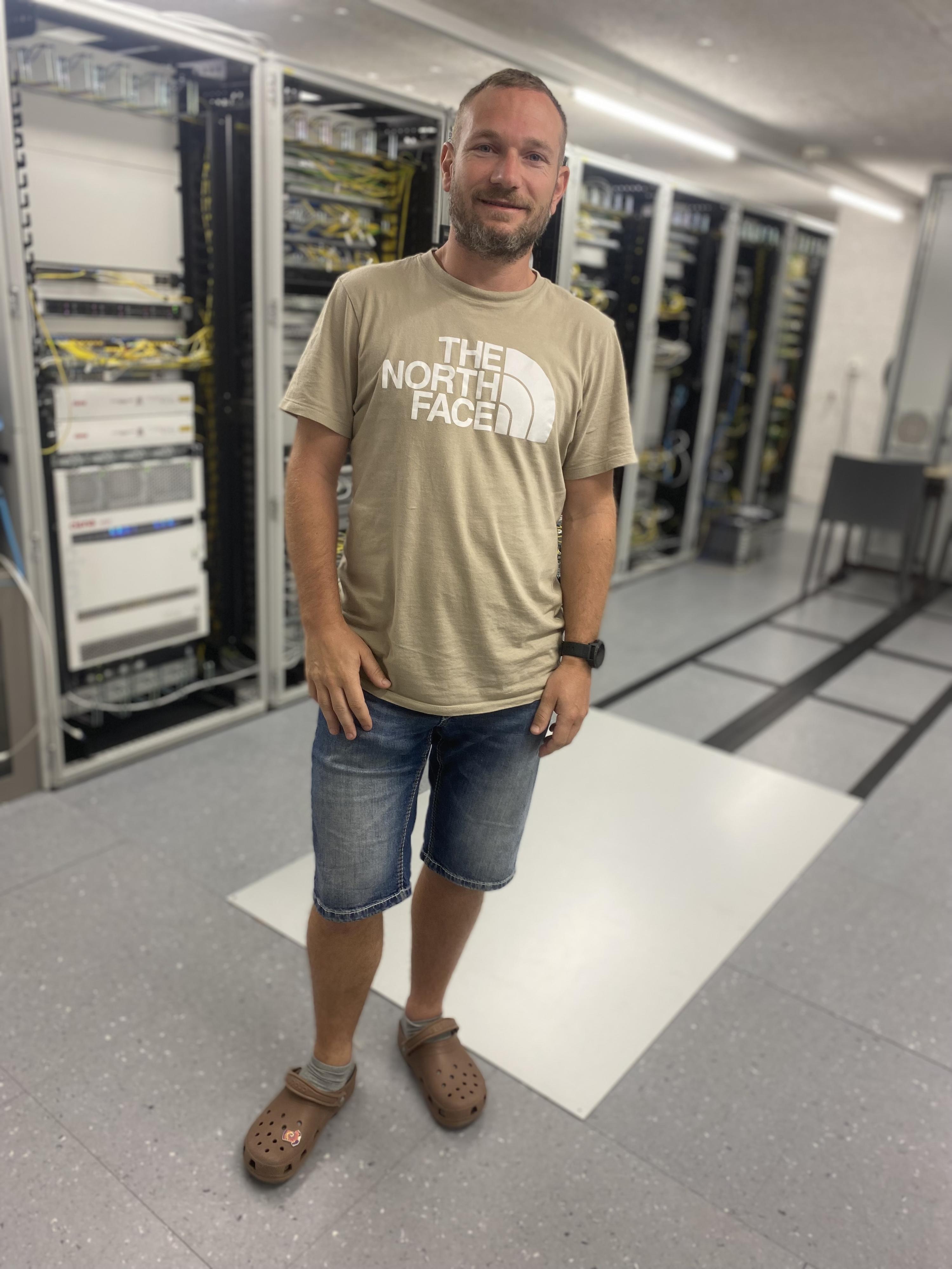 L'ingénieur en informatique Garry Heger dans le datacenter où il travaille. [RTS - Stéphane Deleury]
