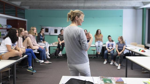 Comme leurs collègues alémaniques, les enseignants romands aussi victimes de violence. [Keystone - Gaetan Bally]