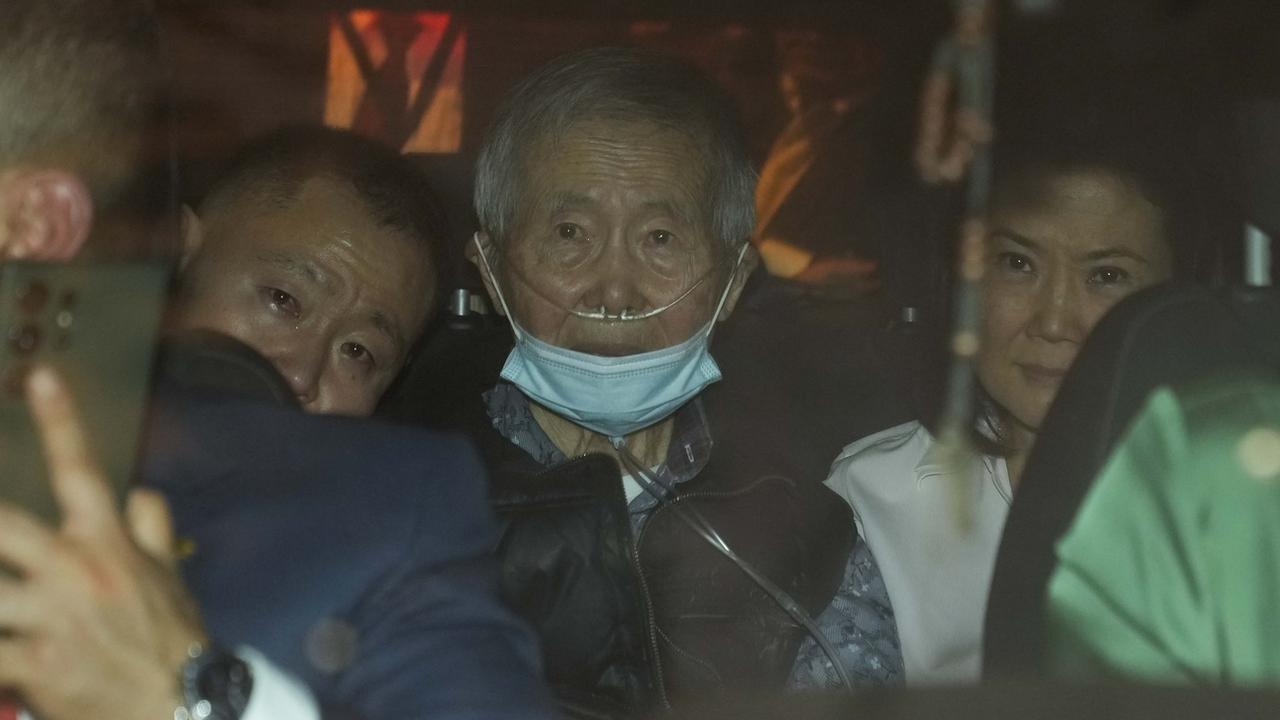 L'ancien président péruvien Alberto Fujimori (1990-2000) a été libéré mercredi de prison où il purgeait depuis 2009 une peine de 25 ans pour crimes contre l'humanité. [Keystone - Martin Mejia]