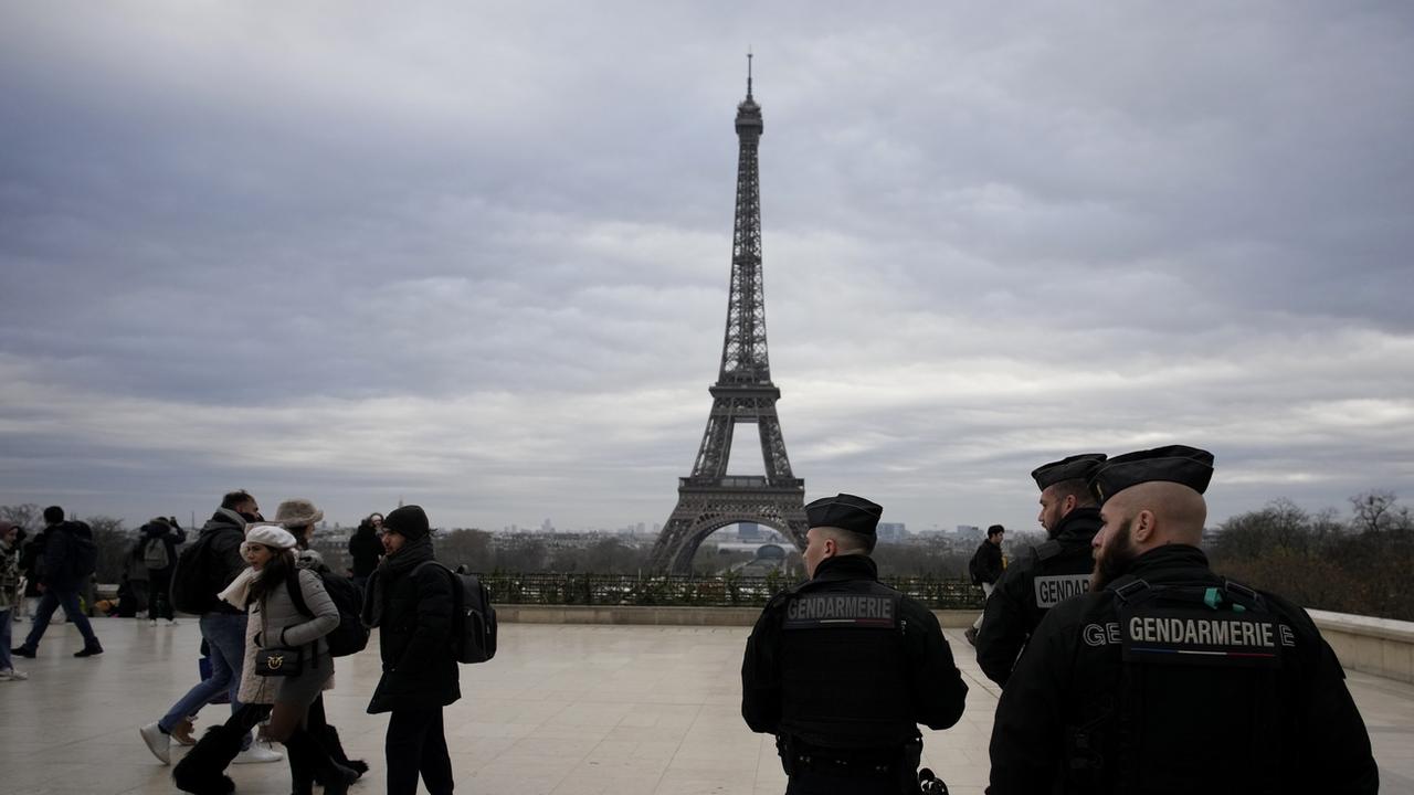 Des gendarmes français patrouillant sur la place Trocadero près de la Tour Eiffel. [Keystone/AP Photo - Christophe Ena]