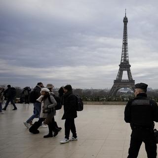Des gendarmes français patrouillant sur la place Trocadero près de la Tour Eiffel. [Keystone/AP Photo - Christophe Ena]