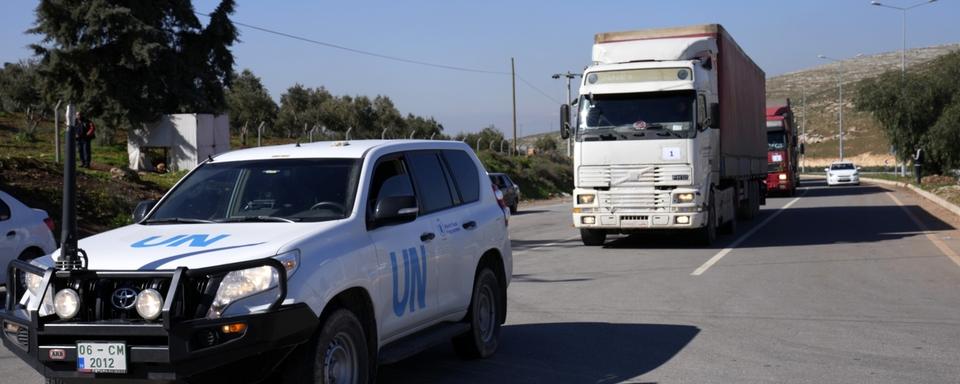 Un premier convoi d'aide est enfin entré dans les zones rebelles du nord-ouest de la Syrie jeudi. [Keystone - Hussein Malla]