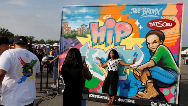 Le Bronx fête le hip-hop en août 2021. L'arrondissement new-yorkais est le berceau de ce style musical. [Reuters - Andrew Kelly]