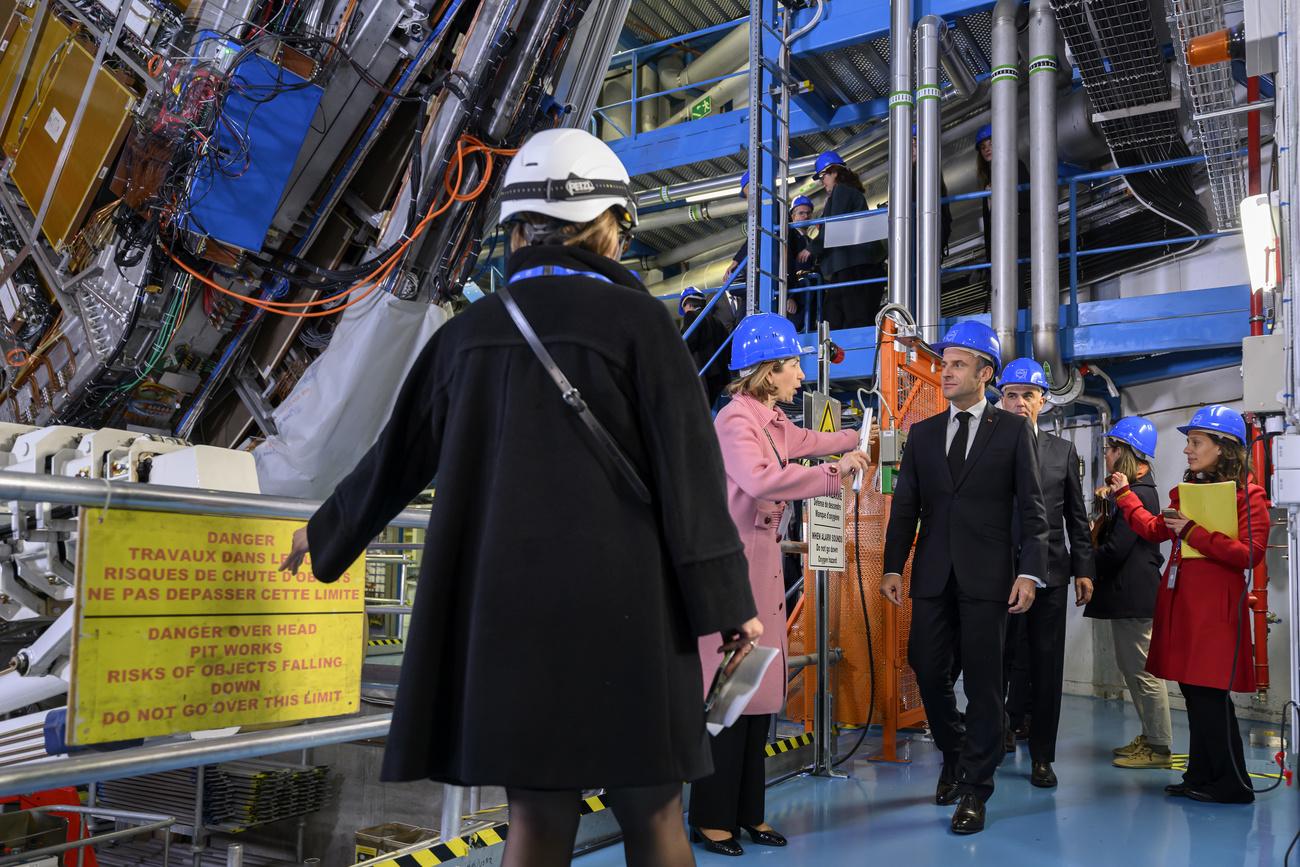 La visite d'Etat d'Emmanuel Macron s'est poursuivie par une visite de l'Organisation européenne pour la recherche nucléaire (CERN) à Meyrin, près de Genève. [keystone - Martial Trezzini]