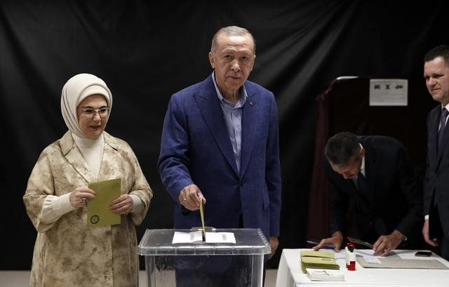 Le président sortant Recep Tayyip Erdogan et sa femme Emine ont voté dans un bureau à Istanbul. [Keystone - Murad Sezer]