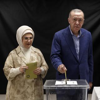 Le président sortant Recep Tayyip Erdogan et sa femme Emine ont voté dans un bureau à Istanbul. [Keystone - Murad Sezer]