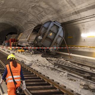 Des wagons de marchandises accidentés dans le tunnel de base du Gothard le mercredi 6 septembre 2023 à Faido dans le canton du Tessin. [Keystone - Urs Flueeler]