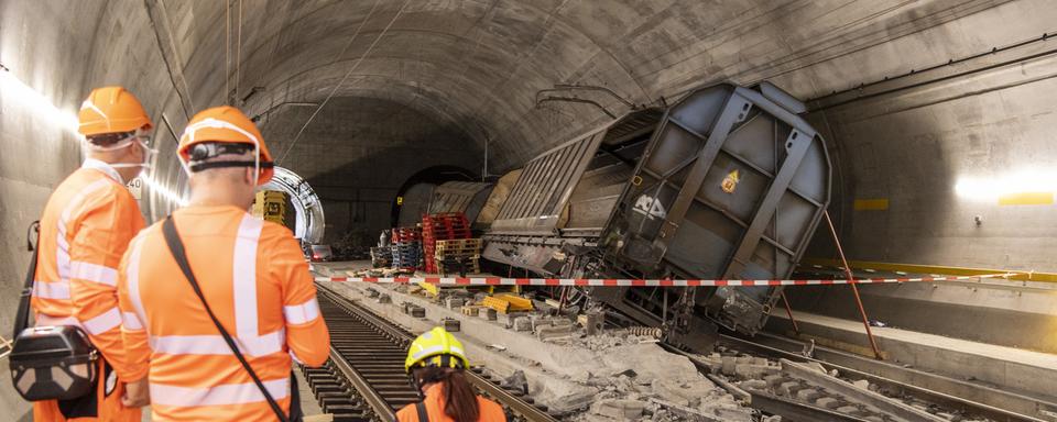 Des wagons de marchandises accidentés dans le tunnel de base du Gothard le mercredi 6 septembre 2023 à Faido dans le canton du Tessin. [Keystone - Urs Flueeler]