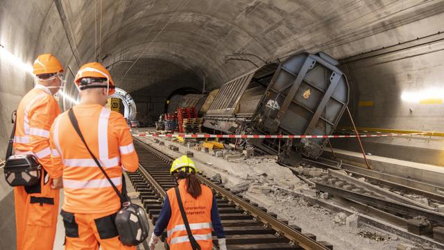 Des wagons de marchandises accidentés dans le tunnel de base du Gothard le mercredi 6 septembre 2023 à Faido dans le canton du Tessin. [Keystone - Urs Flueeler]