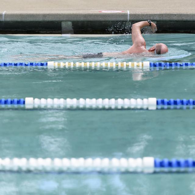 Les piscines publiques extérieures seront-elles chauffées cet été? [KEYSTONE - ANTHONY ANEX]