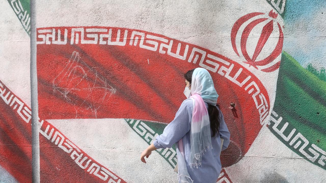Une femme iranienne marche dans les rues de Téhéran le 9 avril 2023. [Reuters]