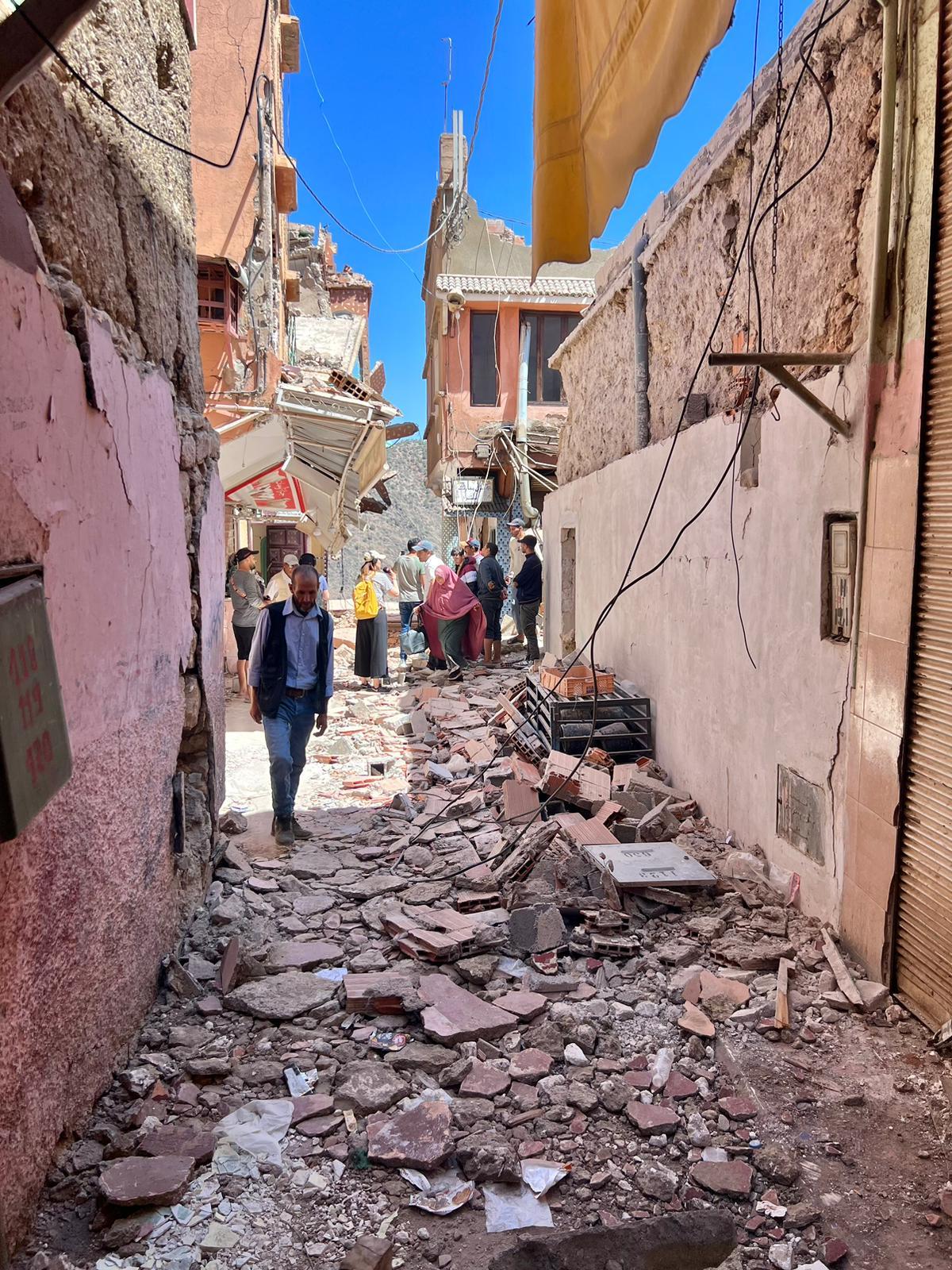 La solidarité s'est organisée dans les villages marocains victimes du séisme, alors que de nombreux habitants n'ont plus de toit sur la tête et manquent de vivres [RTS - Virginie Gerhard]