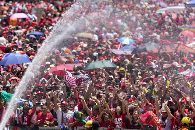 La foule envahit Brasilia pour le retour de Lula à la présidence du Brésil [Keystone - AP Photo/Eraldo Peres]