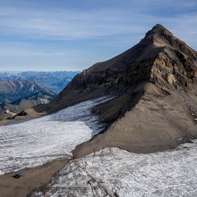 Vue aérienne du Glacier 3000 aux Diablerets dans le canton de Vaud. [AFP - Fabrice Coffrini]