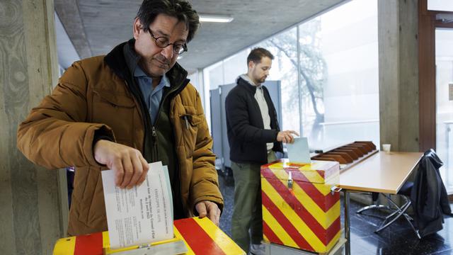 Vote dans un bureau de Carouge lors du 1er tour des élections genevoises, 02.04.2023. [Keystone - Salvatore Di Nolf]