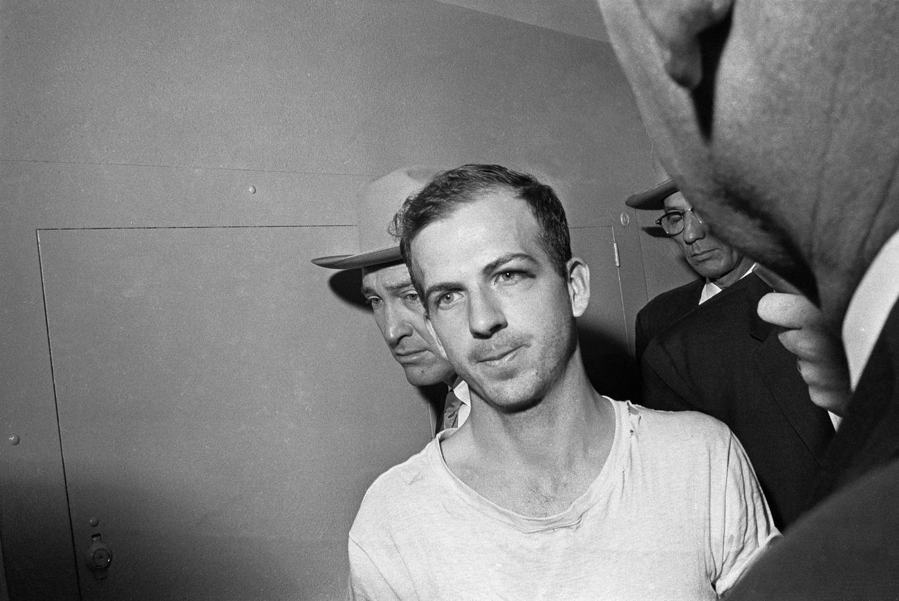Rapidement arrêté par la police, Lee Harvey Oswald est mort le 24 novembre, tué par Jack Rubinstein. Le jeune homme niait être le responsable du meurtre du président. [Keystone - AP Photo]