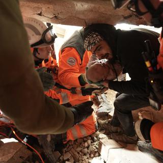 La Chaîne suisse de sauvetage a tiré onze personnes des décombres, dont une mère et un enfant de six mois, après une centaine d'heures passées sous terre. [Keystone - Michael Fichter]