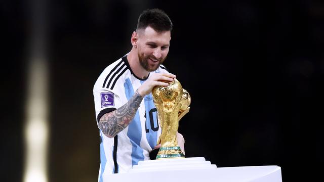 Lionel Messi avait été le premier Argentin à toucher le trophée à Doha. [Imago - Laci Perenyi]