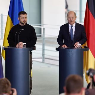 Le président ukrainien Volodymyr Zelensky et le chancelier allemand Olaf Scholz donnent une conférence de presse après leur entretien à Berlin. [EPA/Keystone - HANNIBAL HANSCHKE]