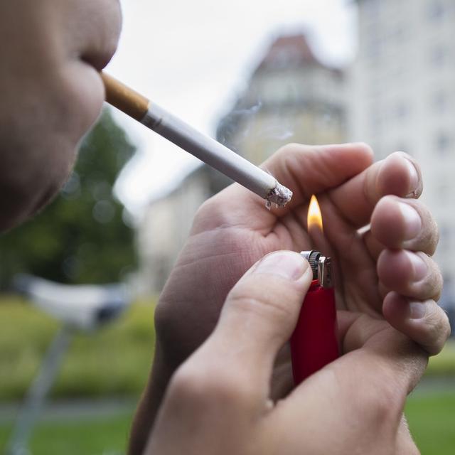En Suisse, environ un tiers des 15-25 ans fument (image d'illustration). [Keystone - Yannick Bailly]
